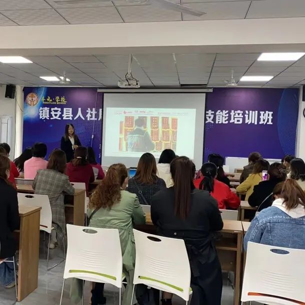 燕子月嫂丁老師，為即將畢業(yè)的月嫂新學(xué)員進(jìn)行上崗前的培訓(xùn)和未來職業(yè)的規(guī)劃